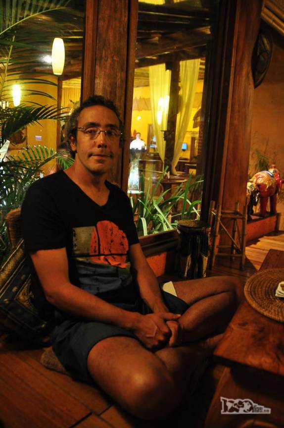 Jantando em famoso restaurante de comida oriental na Praia do Rosa, litoral sul de Santa Catarina